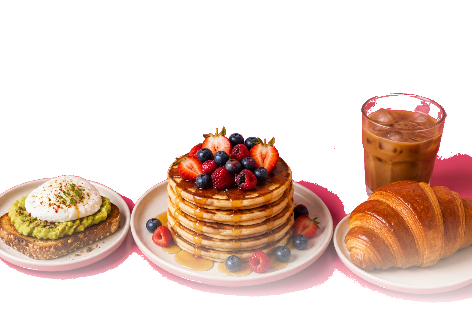 Pancakes généreux aux fruits rouges et sirop, tartine d’avocat avec œuf poché, croissant doré et café glacé.